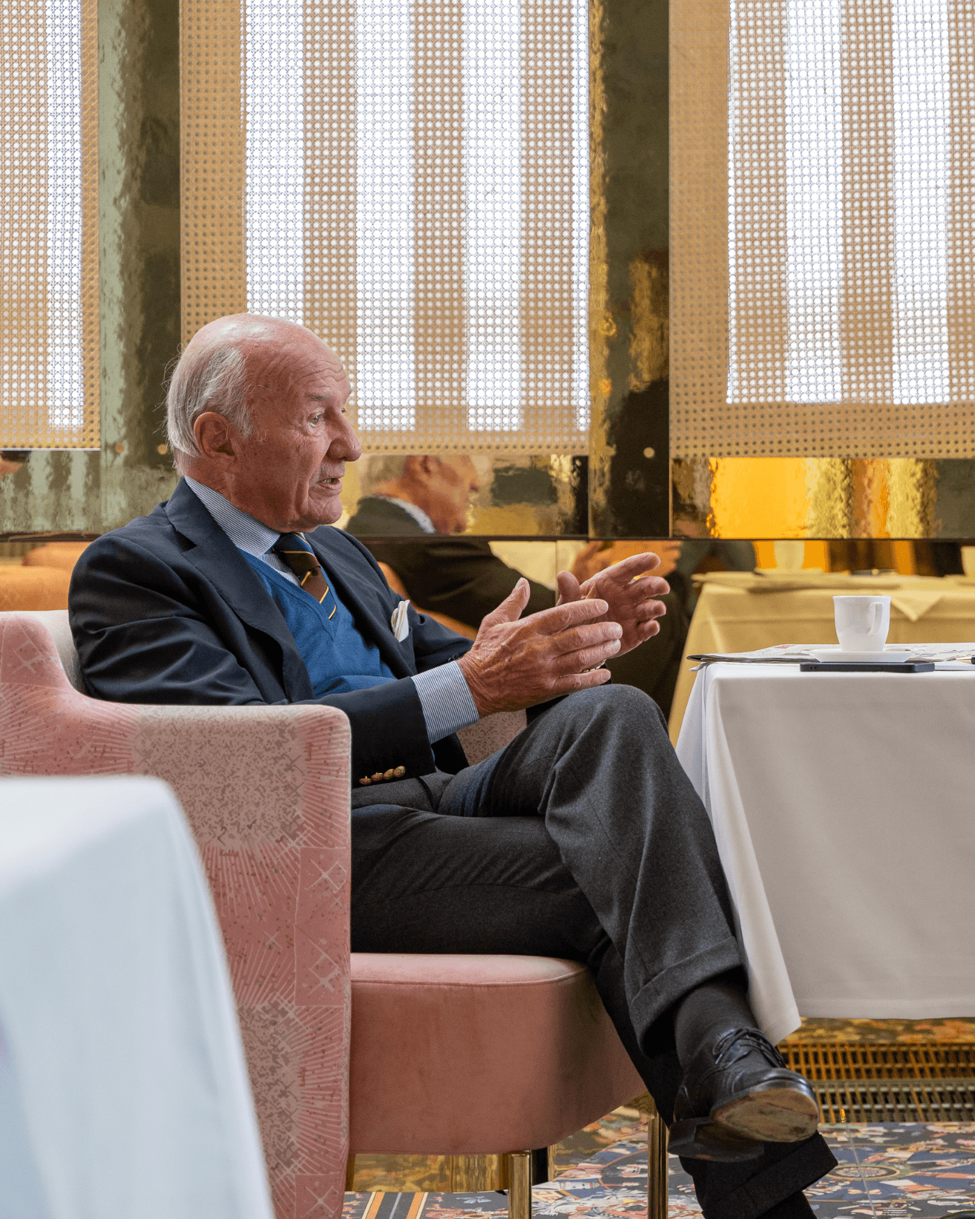 Hans A. Bernecker am Tisch